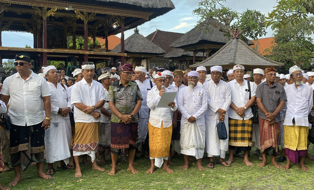 Bendesa Adat Ungasan, I Wayan Disel Astawa, bersama perbekel, prajuru, dan tokoh masyarakat saat menyampaikan berita acara penolakan pagar beton GWK, Sabru (11/10).