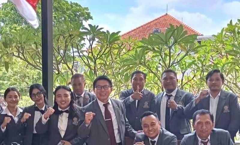 Ketua Panitia Khusus Tata Ruang (Pansus TRAP) DPRD Bali, I Made Supartha, SH., M.H., (kepalkan tangan, depan) bersama teman temannya usai ujian kualifikasi.
