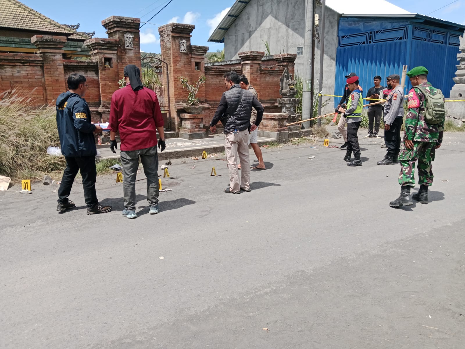 Polisi melakukan olah TKP pembunuhan di Songan, Kecamatan Kintamani, Kabupaten Bangli, Bali.