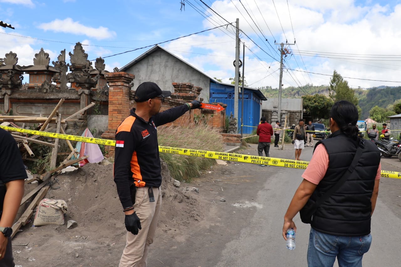 Polisi olah TKP kasus pembunuhan di Banjar Tabu, Desa Songan, Kecamatan Kintamani, Bangli, Bali, Minggu (12/10/2025).