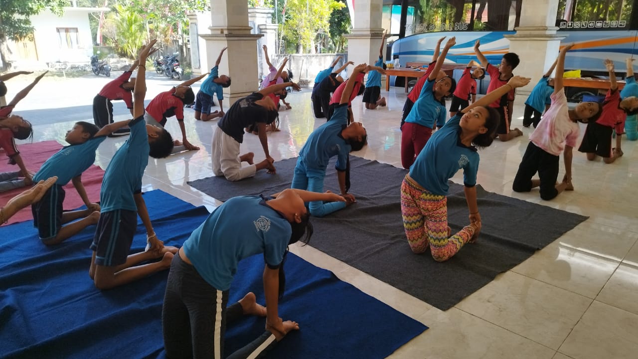 Gerakan surya namaskar dalam yoga bersama anak anak