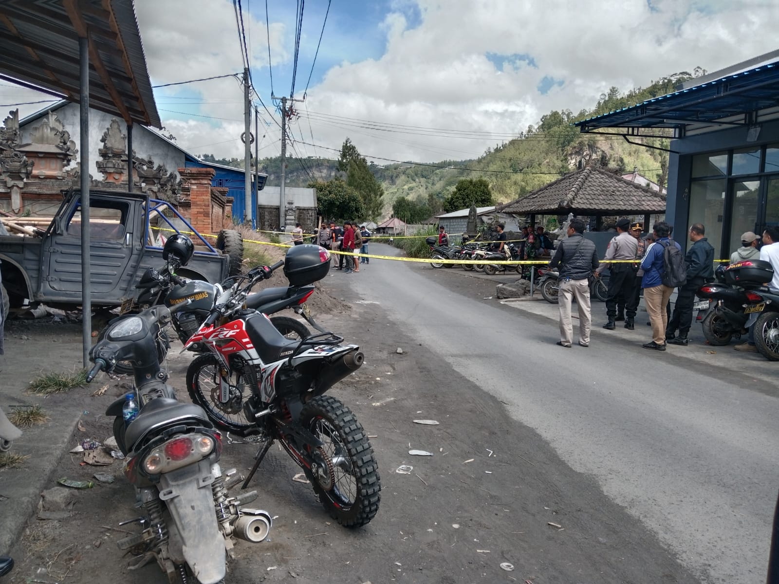 TKP pembunuhan di Banjar Tabu, Desa Songan, Kecamatan Kintamani, Kabupaten Bangl, dipasangi police line, Minggu (12/10/2025).
