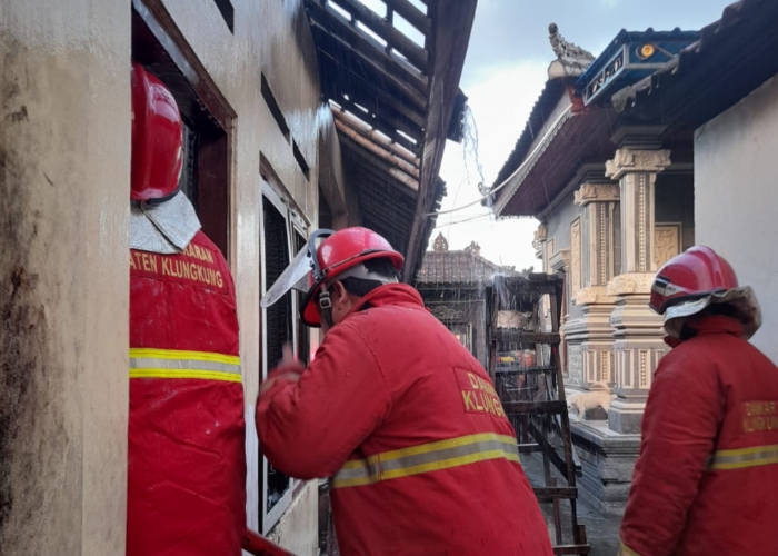 TERBAKAR : Pemadam Kebakaran sedang memadamkan api yang melalap dapur milik warga.