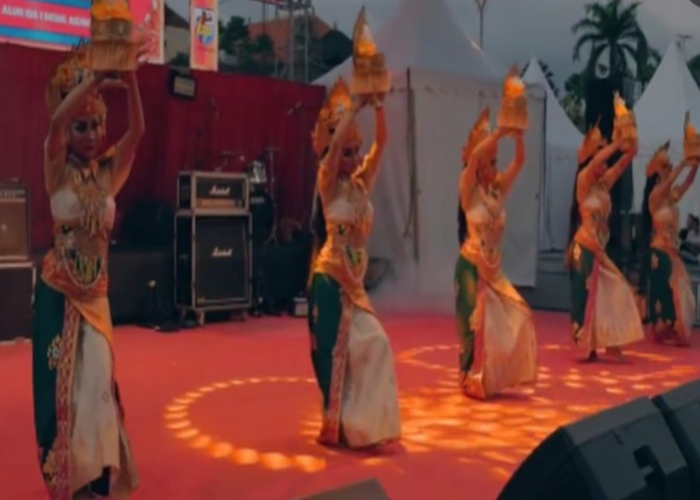 Tari Sekar Cempaka.
