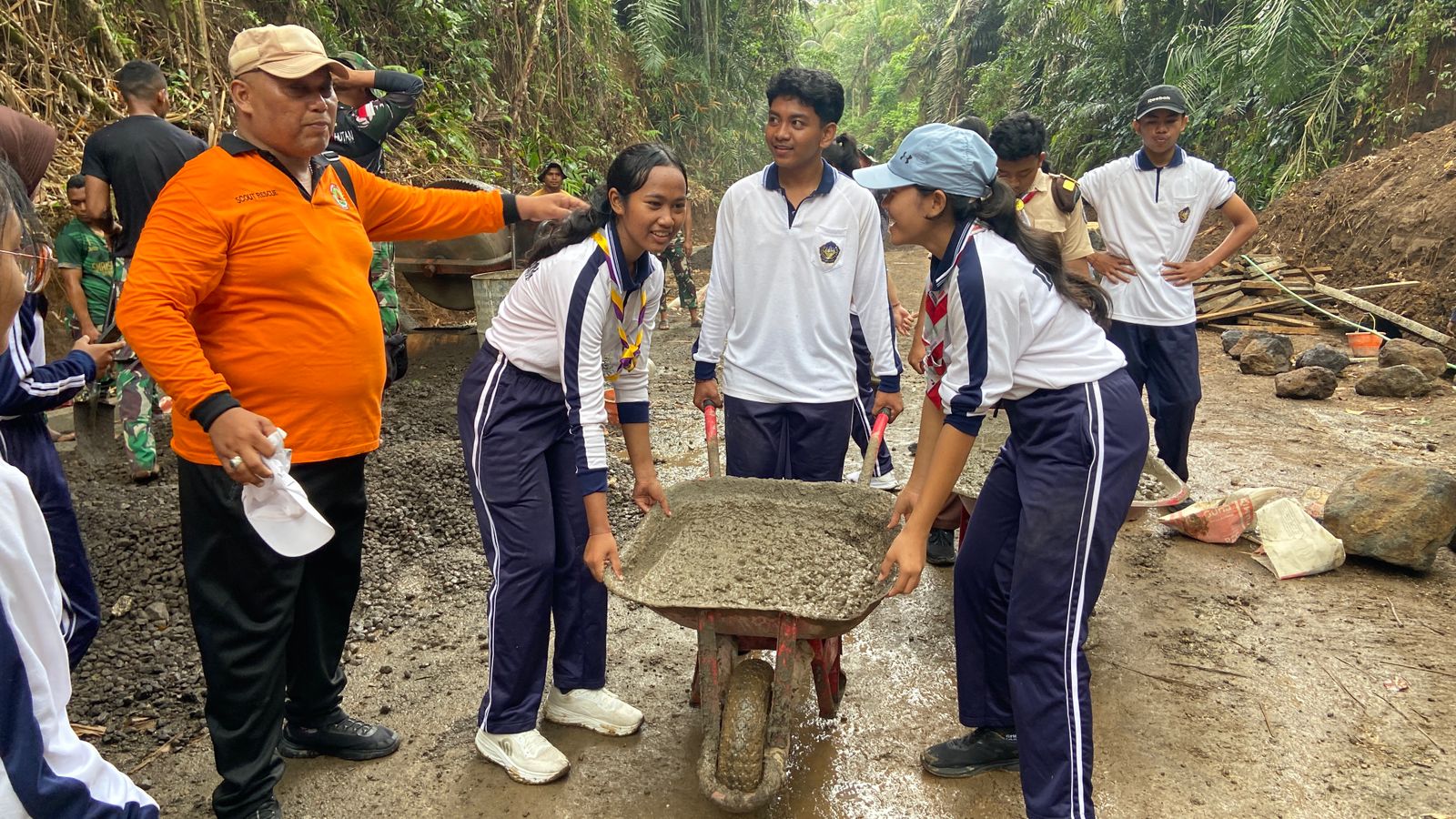 Kwarcap Gerakan Pramuka Kabupaten Badung saat mengikuti Baksos dalam TMMD ke-126.