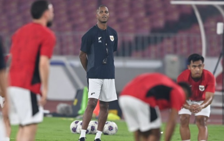 Pelatih Timnas Indonesia Patrick Kluivert memimpin sesi latihan resmi jelang pertandingan kualifikasi Piala Dunia 2026