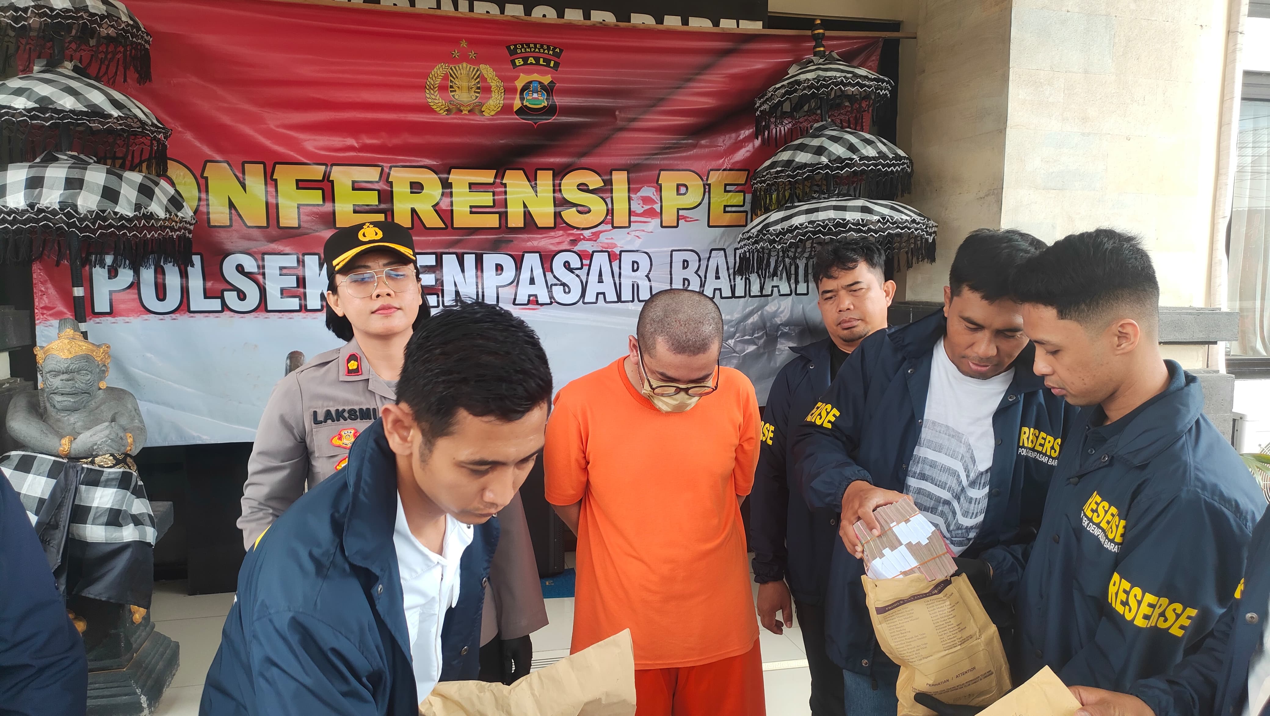 Tersangka Robby ditahan di Mapolsek Denpasar Barat. (Bali Express/I Gede Paramasutha)