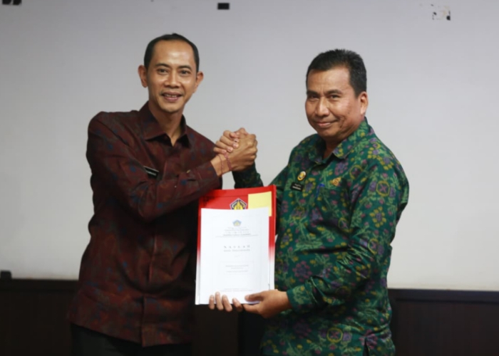 DOKUMEN : Penyerahan dokumen tersebut dilakukan di Ruang Sabha Adhyasta Madya Kantor Inspektorat Provinsi Bali, Selasa (14/10/2025).