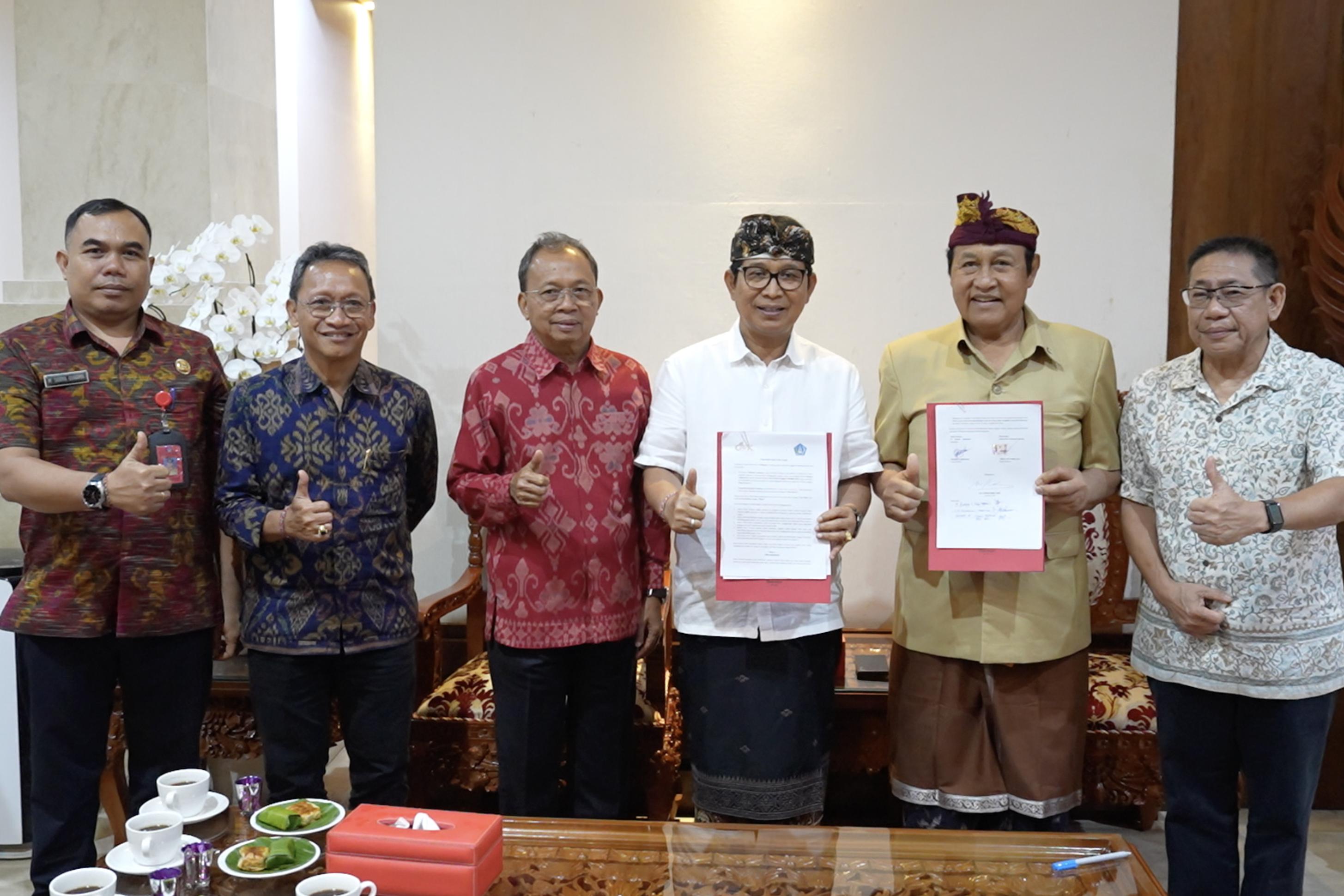 Pertemuan Bupati Adi Arnawa bersama Gunernur Bali Wayan Koster bersama manajemen GWK, di rumah jabatan Gubernur Bali, Denpasar, Selasa (14/10).