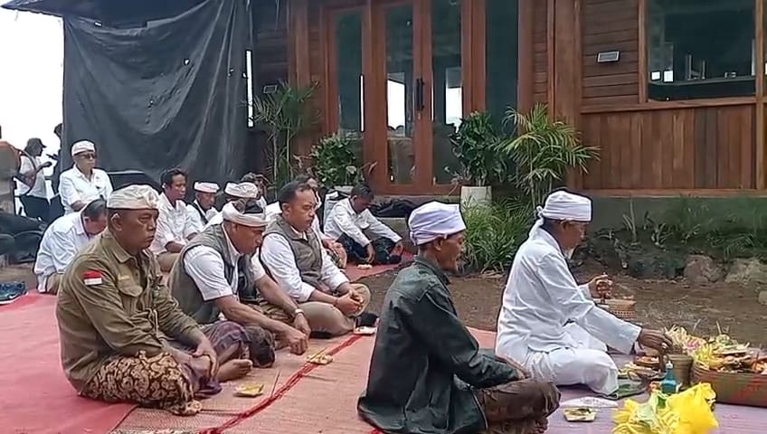 BKSDA Bali menggelar upacara bendu piduka disaksikan pihak Desa Adat Kedisan, Selasa (14/10/2025).