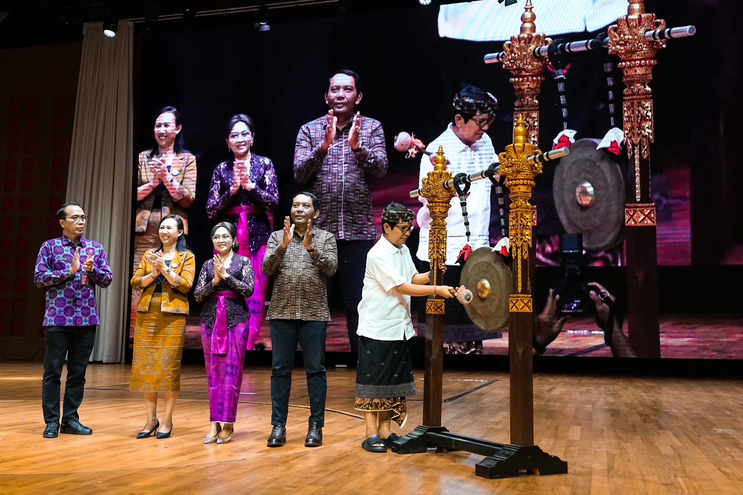 Bupati Adi Arnawa beserta Ketua DPRD Badung I Gusti Anom Gumanti saat membuka Badung Education Fair Tahun 2025 di Balai Budaya Giri Nata Mandala, Puspem Badung, Selasa (14/10).