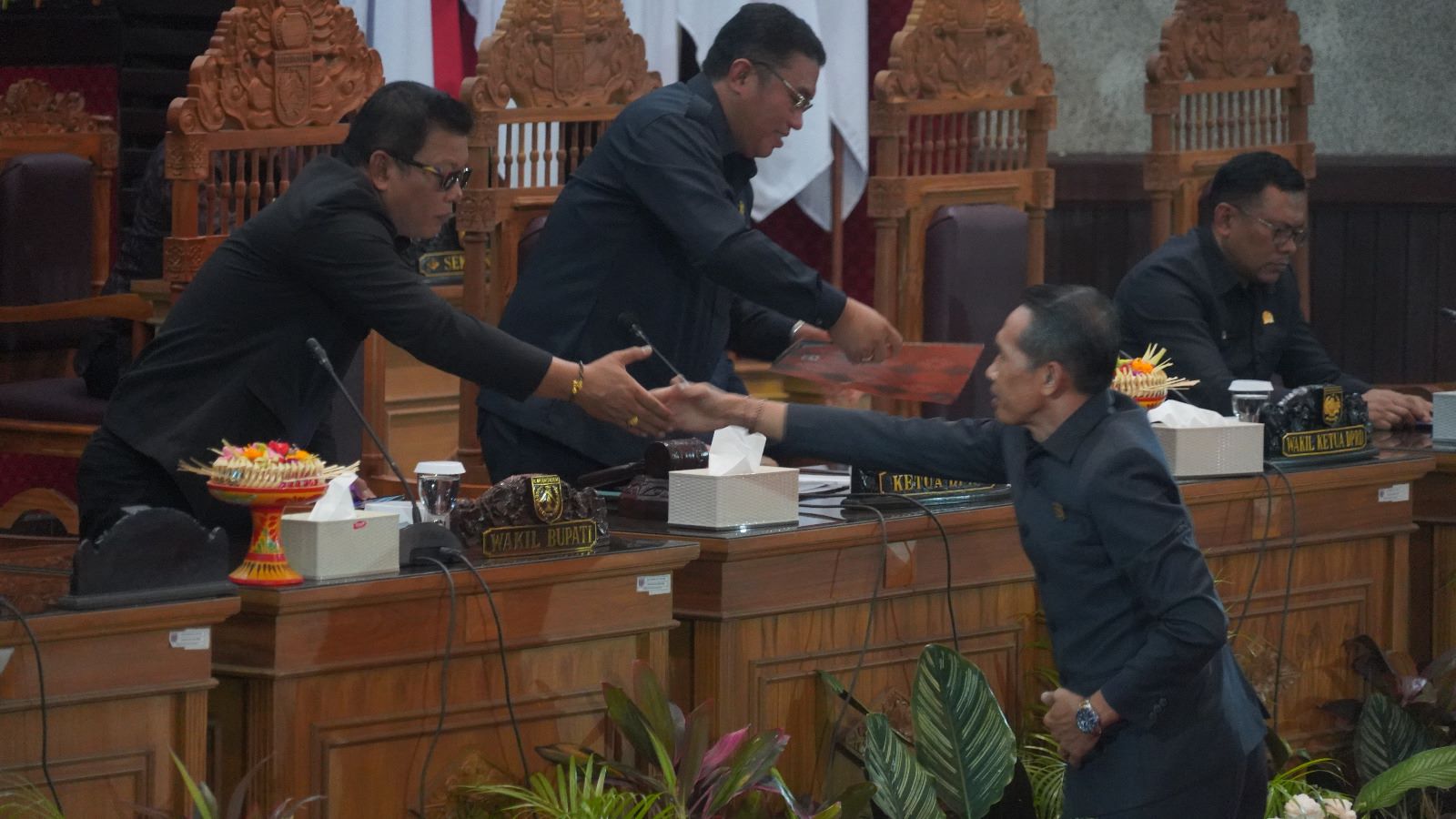 Suasana rapat paripurna DPRD Karangasem, Senin (13/10/2025).