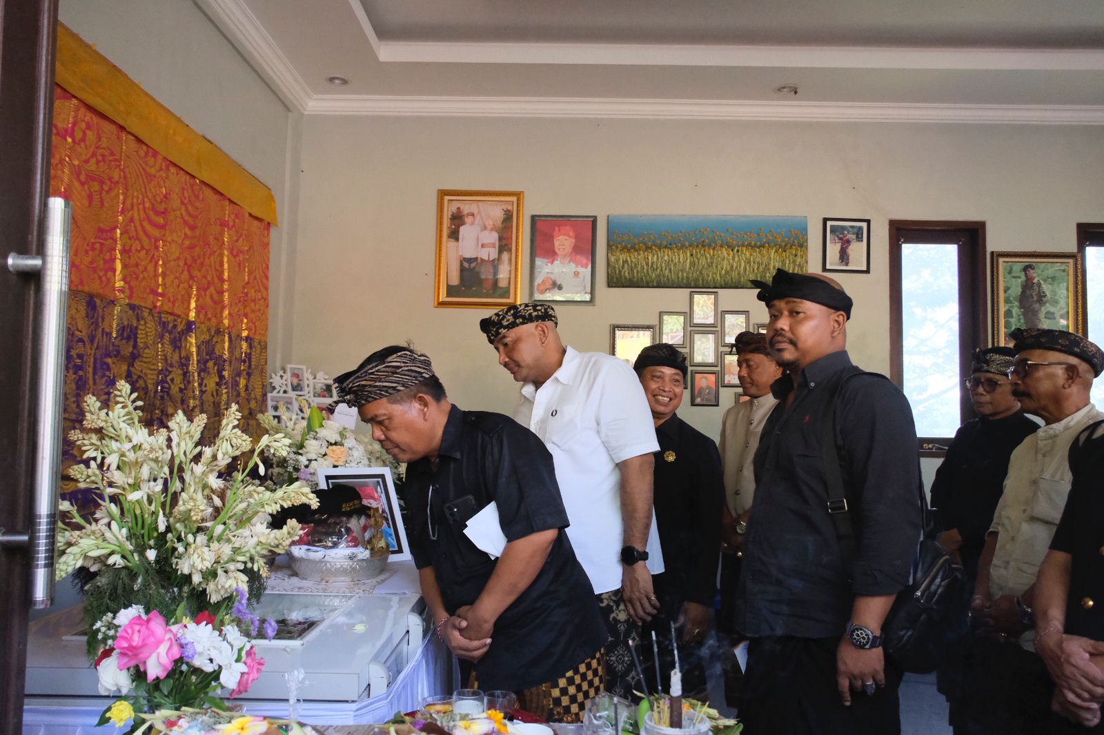 Keluarga besar Dewan Pengurus Daerah Partai Gerakan Indonesia Raya (DPD Gerindra) Provinsi Bali melayat ke rumah duka Ir. Jro Nyoman Ray Yusha