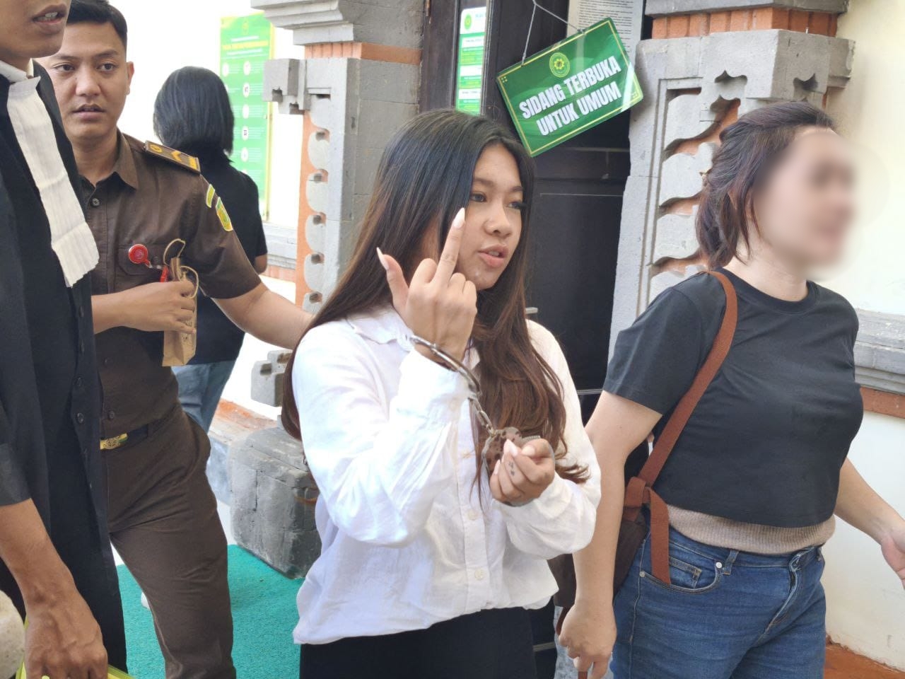 Terdakwa Vienna Varella Angeli Parinussa sempat menunjukan gestur tak pantas kepada awak media yang meliput usai sidang putusan di PN Denpasar. (Bali Express/Istimewa)