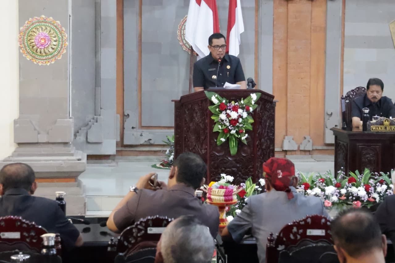 Bupati Tabanan, I Komang Gede Sanjaya menyampaikan empat ranperda, Senin (13/10/2025).