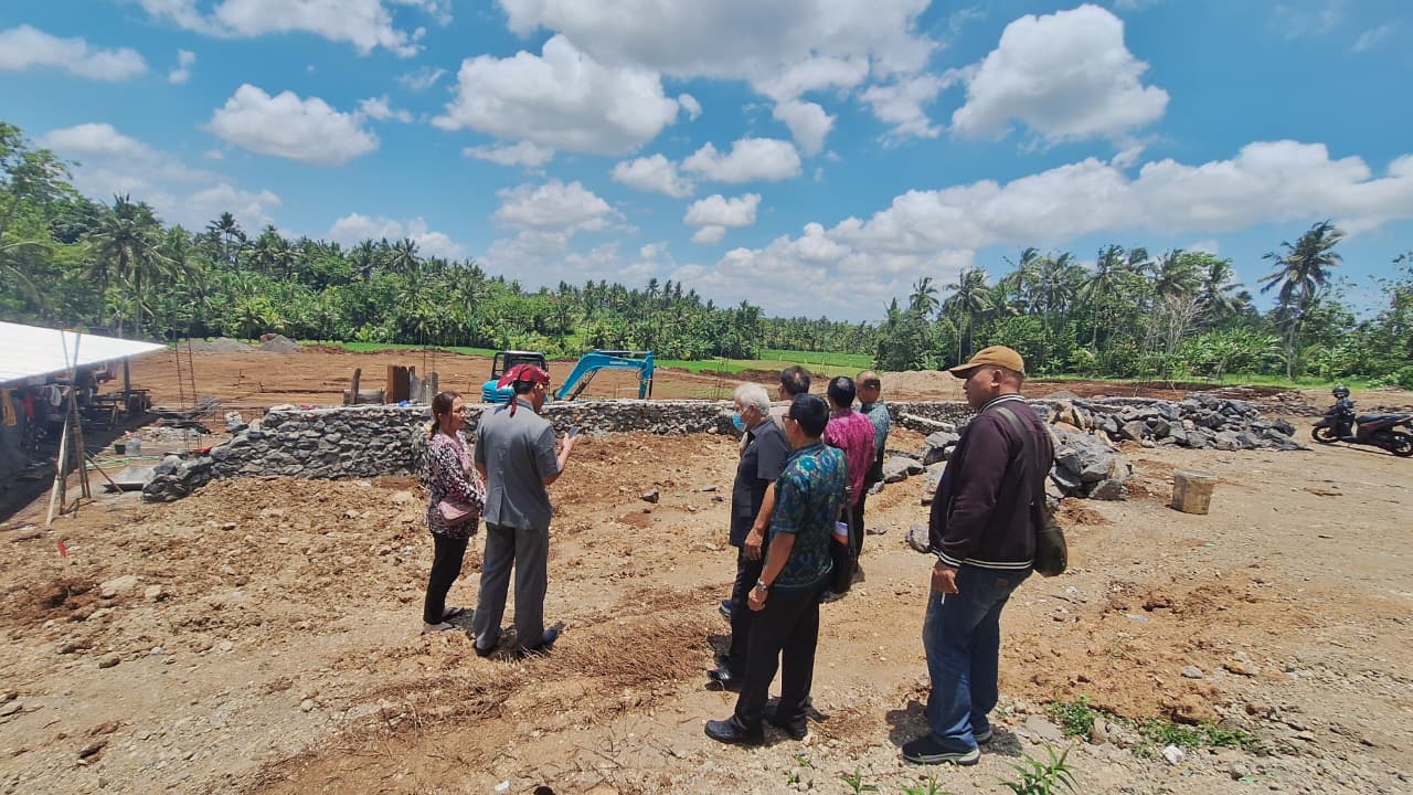 Inspeksi mendadak (sidak) Komisi I DPRD Tabanan ke proyek pembangunan pabrik mikol dan perumahan di Selemadeg, Tabanan, Senin (13/10/2025).