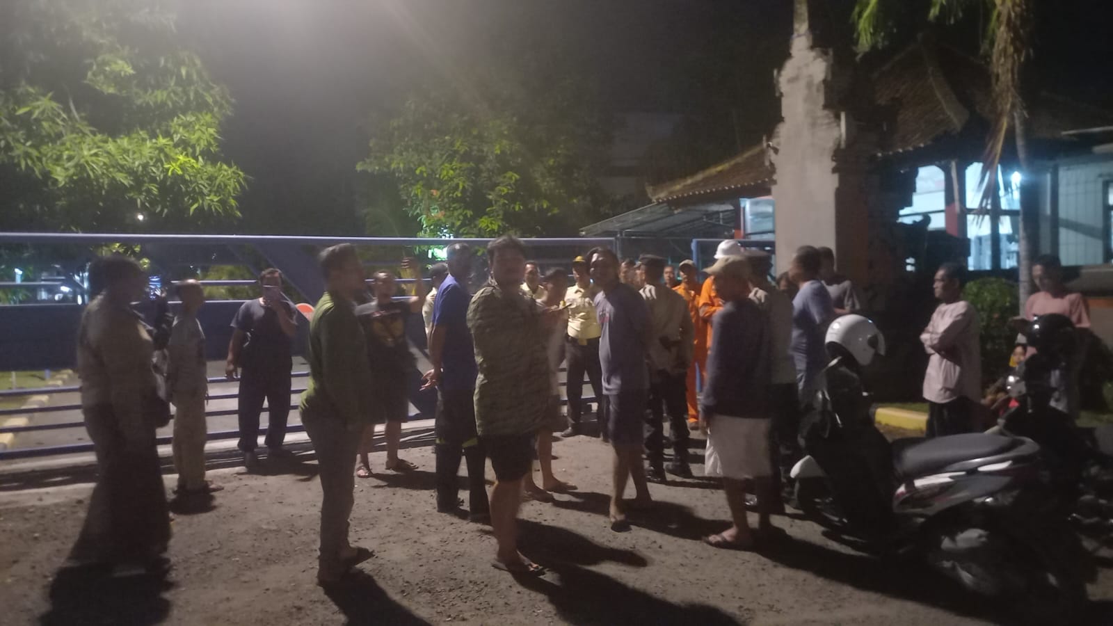 Warga yang mendatangi kantor PLTGU Pemaron karena resah dengan kebisingan dari mesin pembangkit listrik.