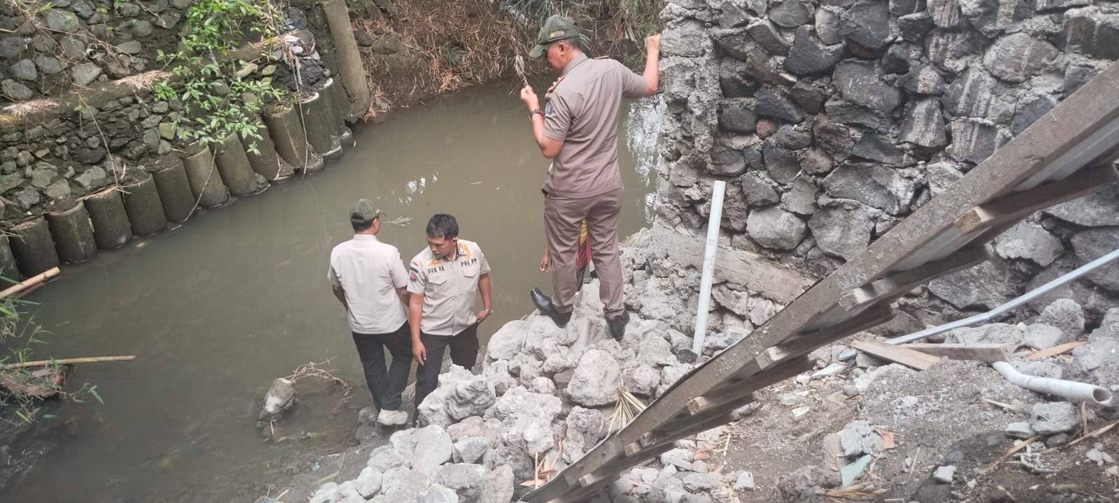 Satpol PP Badung saat melakukan pengecekan lokasi terkait dugaan pelanggaran sempadan sungai.