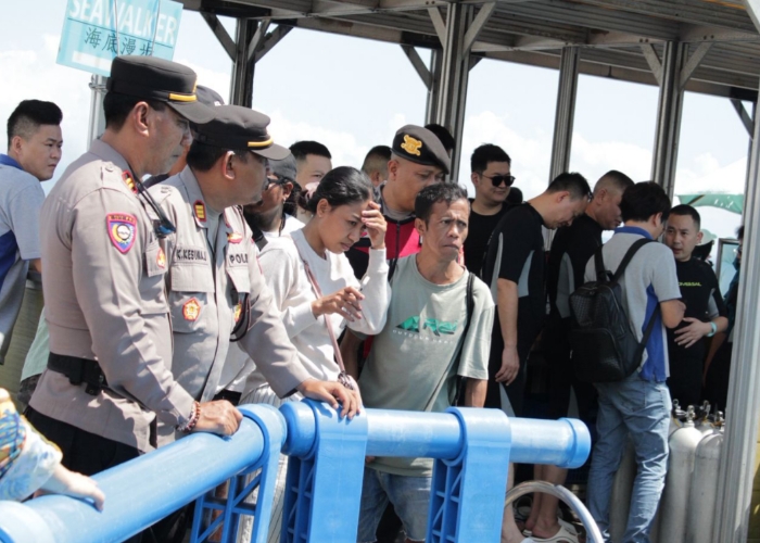 PENCARIAN: Kapolsek Nusa Penida AKP I Ketut Kesuma Jaya, S.H. bersama Ps. Kanit Binmas IPTU I Made Suarta mendatangi lokasi kerja korban, Rabu (15/10/2025) pagi.