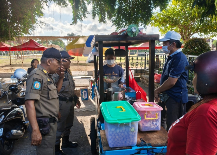 DITERTIBKAN: Satuan Polisi Pamong Praja (Satpol PP) Kabupaten Klungkung di area sekitar Alun-alun I Dewa Agung Jambe, Rabu (15/10/2025).