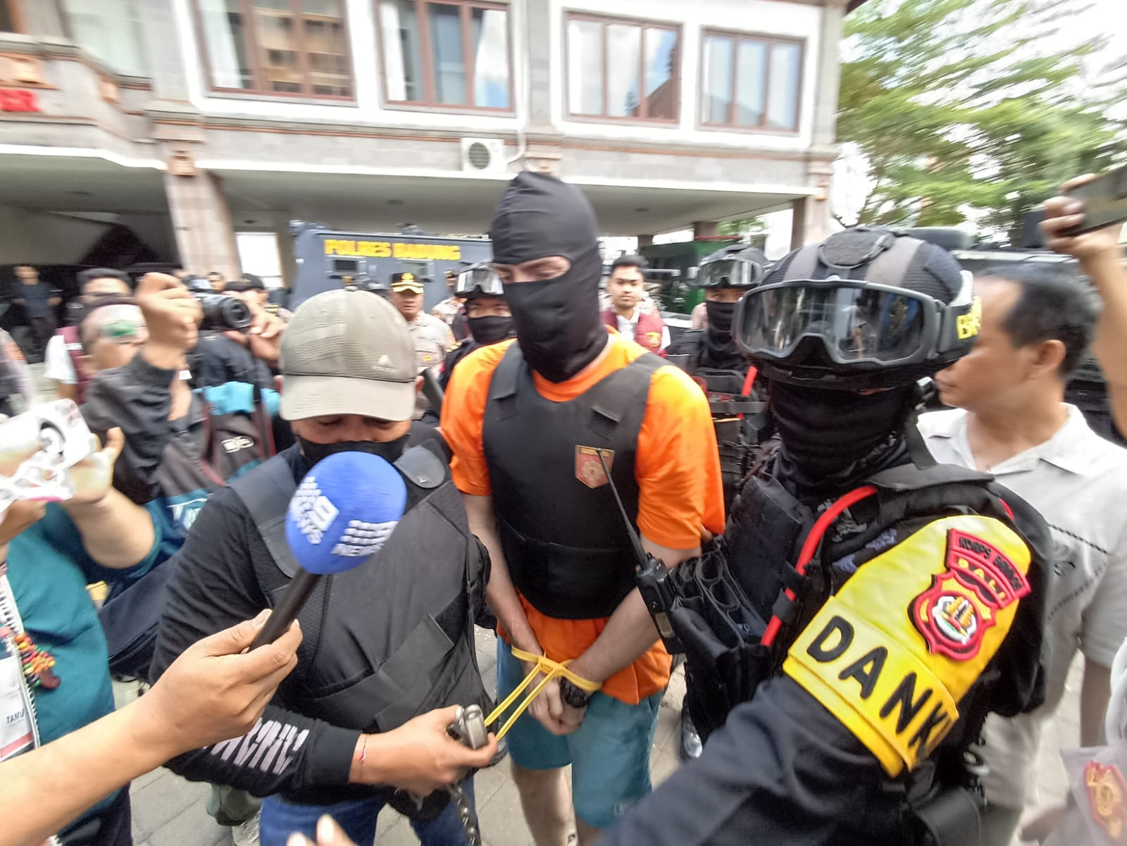 Para tersangka penembakan WNA Australia saat turun dari rantis lapis baja di Kejari Badung