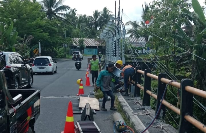 Proses pemasangan railing di Jembatan Cau Belayu Tabanan menggunakan APBD Badung.