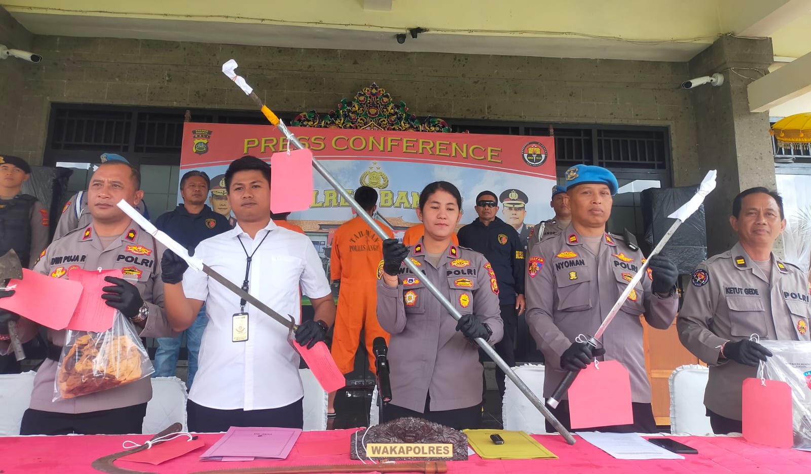 Wakapolres Bangli Kompol Willa Jully Nendissa menunjukkan sajam yang dipakai menyerang korban.