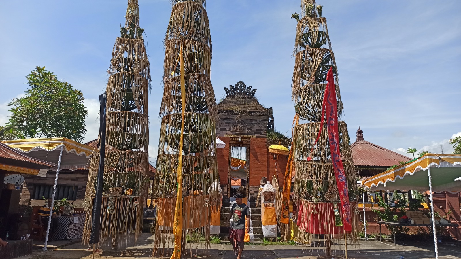 Dangsil saat upacara Ngusaba Bukakak di Desa Giri Emas, Kecamatan Sawan sarat akan makna simbolis