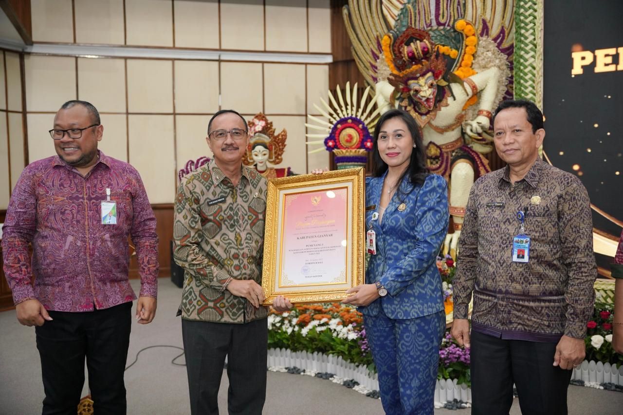 Staf Ahli Gubernur Bali Bidang Hukum, Politik, dan Pemerintahan, Tjok Bagus Pemayun (dua dari kiri) menyerahkan pengahrgaan di Gedung Wiswa Sabha Utama, Kantor Gubernur Bali, Selasa (14/10/2025).