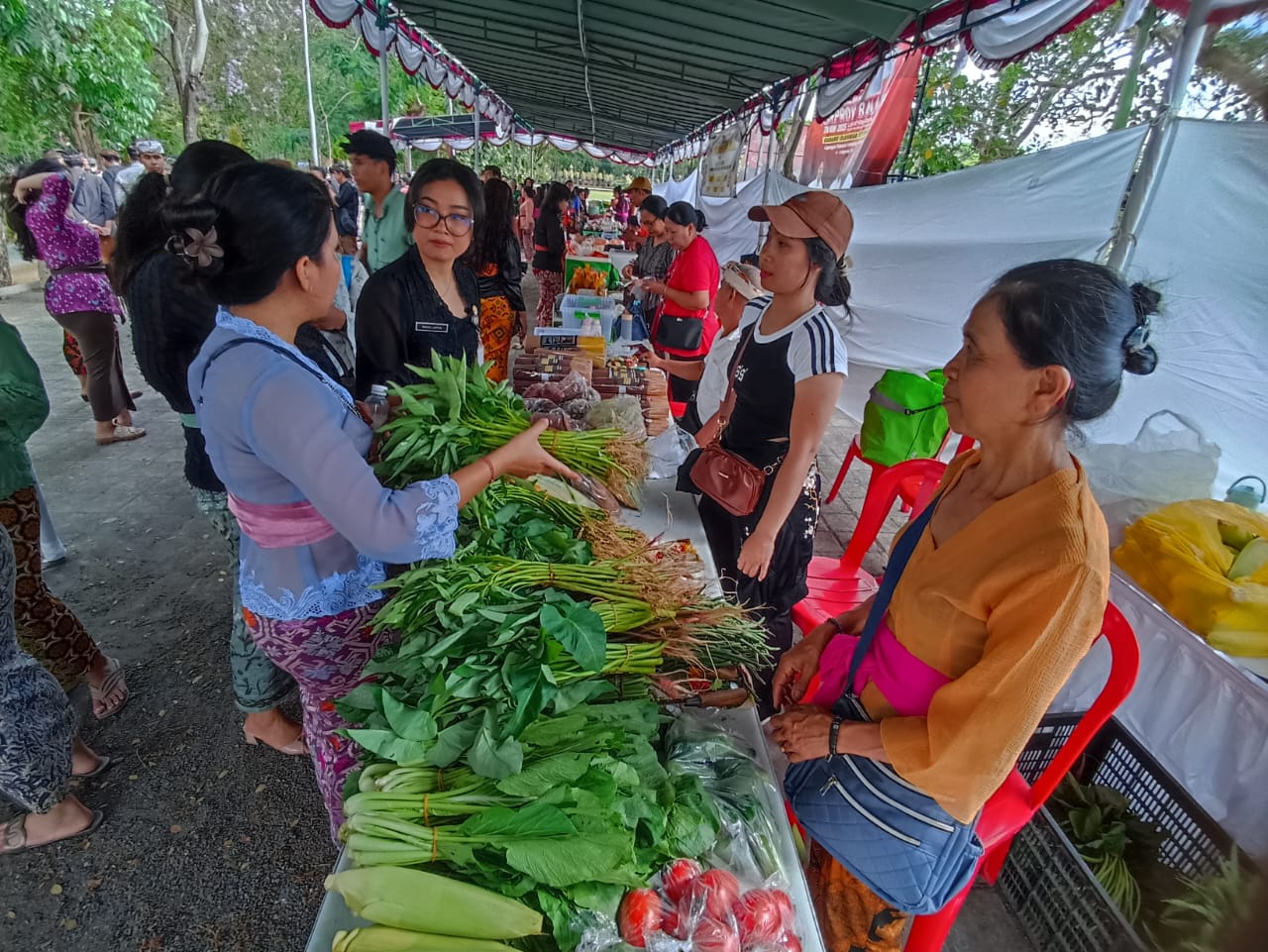 Pelaksanaan bazar pangan dalam memperingati Hari Pangan Sedunia di Lapangan Lumintang, Denpasar, Kamis (16/10).