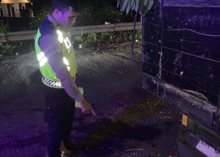 LAKA : Polisi saat melakukan olah TKP.