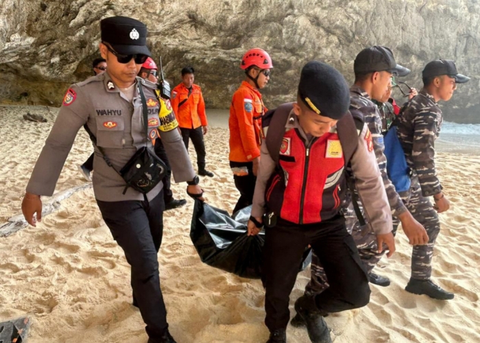 DRAMATIS : Evakuasi wisatawan yang terseret arus di Pantai Kelingking.