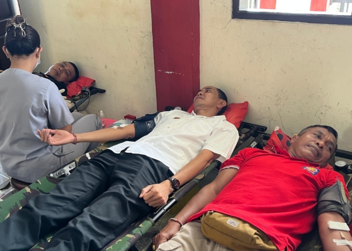 DONOR: Wakil Bupati Klungkung, Tjokorda Gde Surya Putra, yang turut serta dalam kegiatan donor darah massal yang digelar Satuan Polisi Pamong Praja (Satpol PP) bekerja sama dengan PMI.