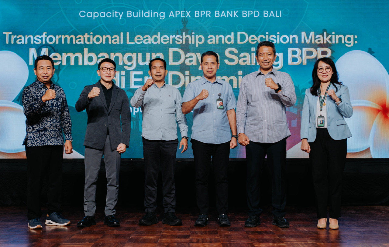 Direktur Bisnis Bank BPD Bali, I Nyoman Sumanaya bersama Ketua DPD Perbarindo Bali, I Ketut Komplit dan para narasumber saat membuka capacity building di Sanur, Denpasar, Rabh (15/10).