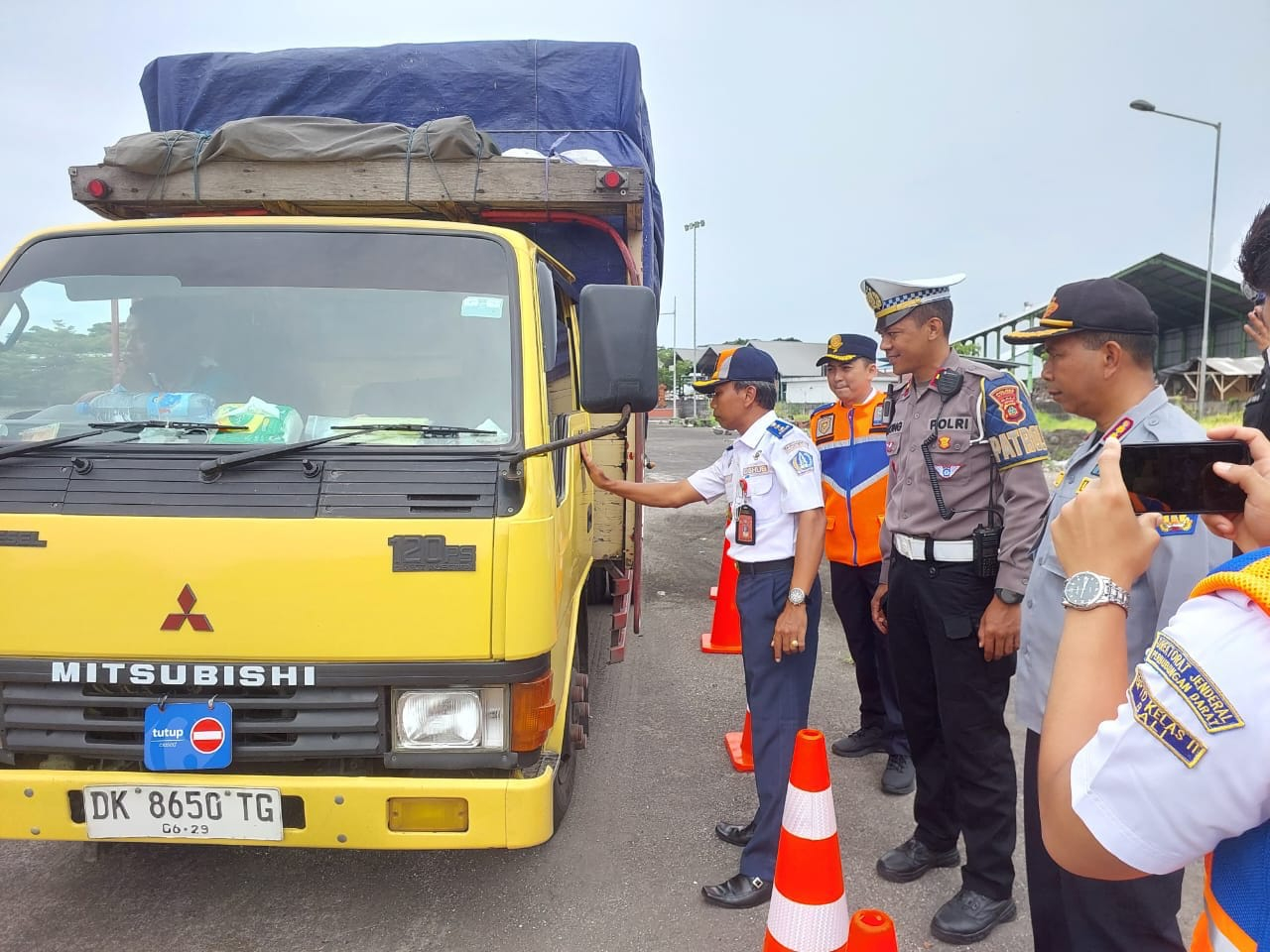 DIPERIKSA: Dishub Badung saat melakukan pemeriksaan kendaraan di Terminal Tipe A Mengwi, beberapa hari lalu.