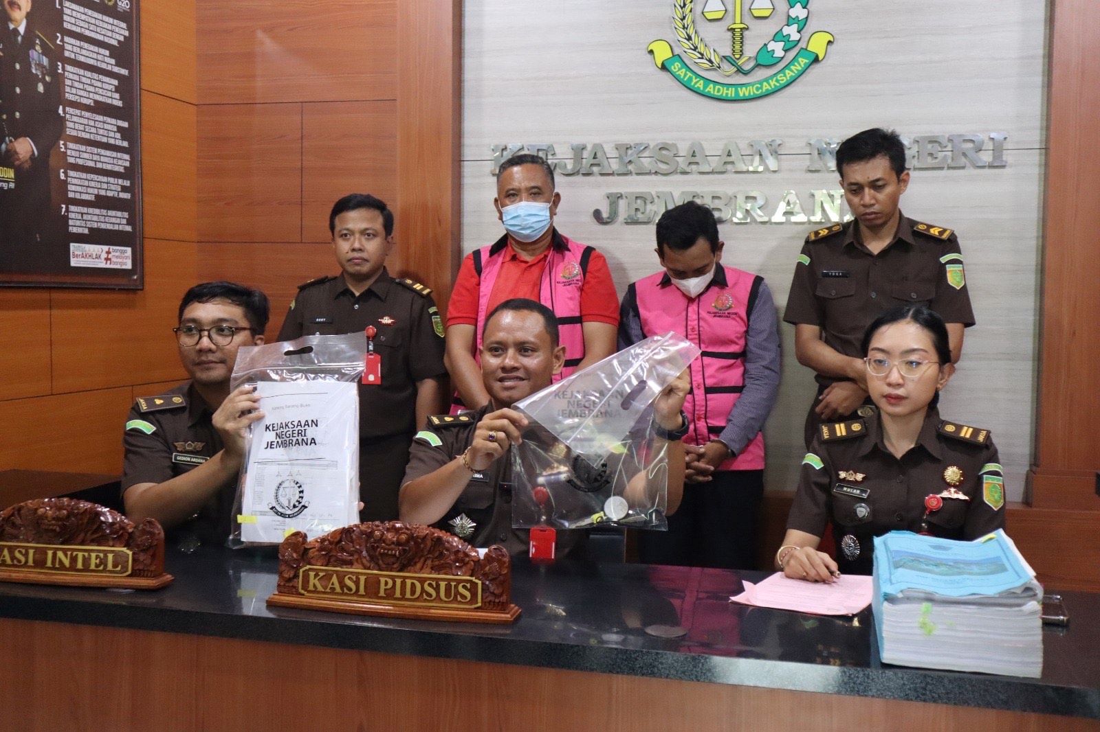 Penyerahan dua tersangka dan barang bukti (Tahap II) oleh penyidik dari Polres Jembrana kepada Jaksa Penuntut Umum kepada Kejaksaan Negeri Jembrana, Kabupaten Jembrana, Selasa (14/10/2025).
