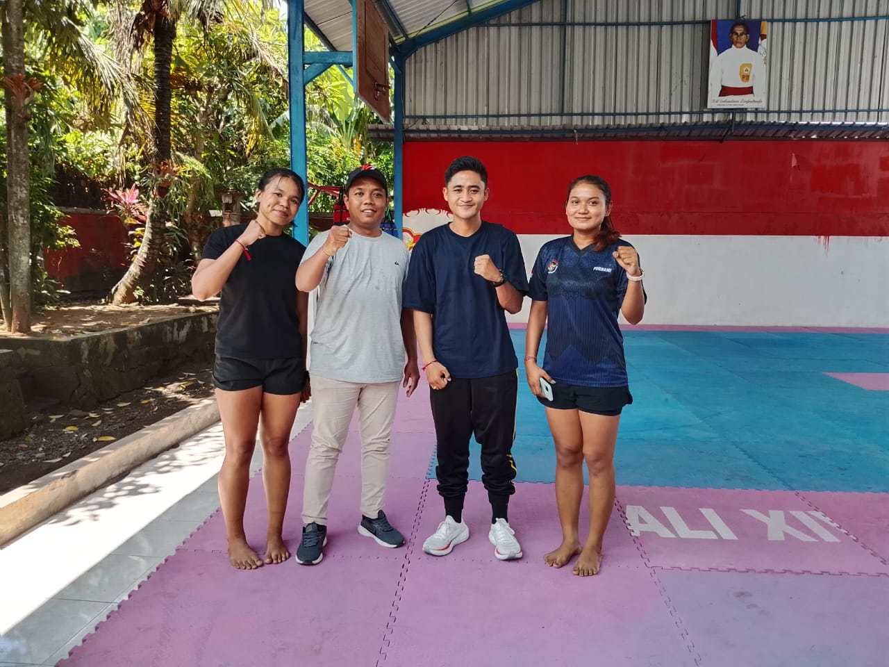 Pemusatan latihan yang dilakukan oleh dua atlet Buleleng yang akan berlaga pada kejuaraan dunia. (Kartika - paling pojok kiri dan Jensen - tengah baju hitam).
