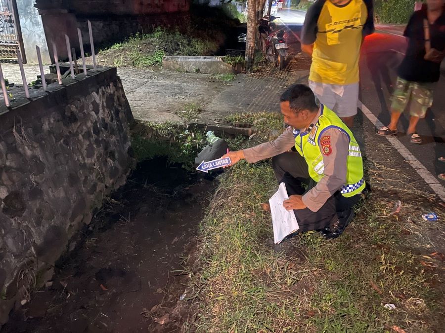 Petugas kepolisian melakukan olah TKP kecelakaan yang terjadi di Jalan Danau Batur, Desa Tegal Badeng Timur, Kecamatan Negara, Jembrana, Selasa (14/10/2025).