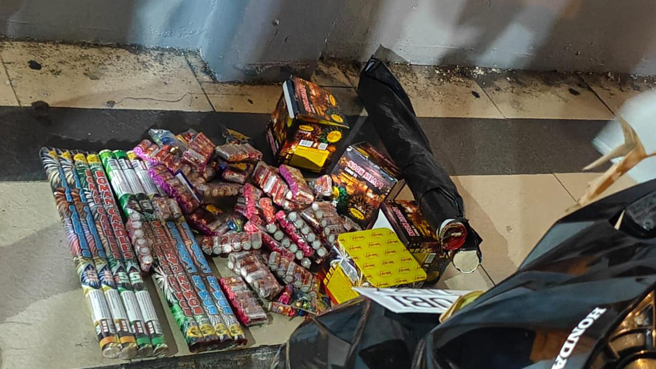 Sejumlah kembang api yang diamankan berdasarkan sidak di Kelurahan Legian, Kecamatan Kuta, Kamis (16/10).