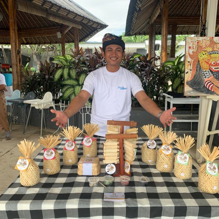 I Komang Artayasa saat menjual dodol buatannya di salah satu even di Singaraja.