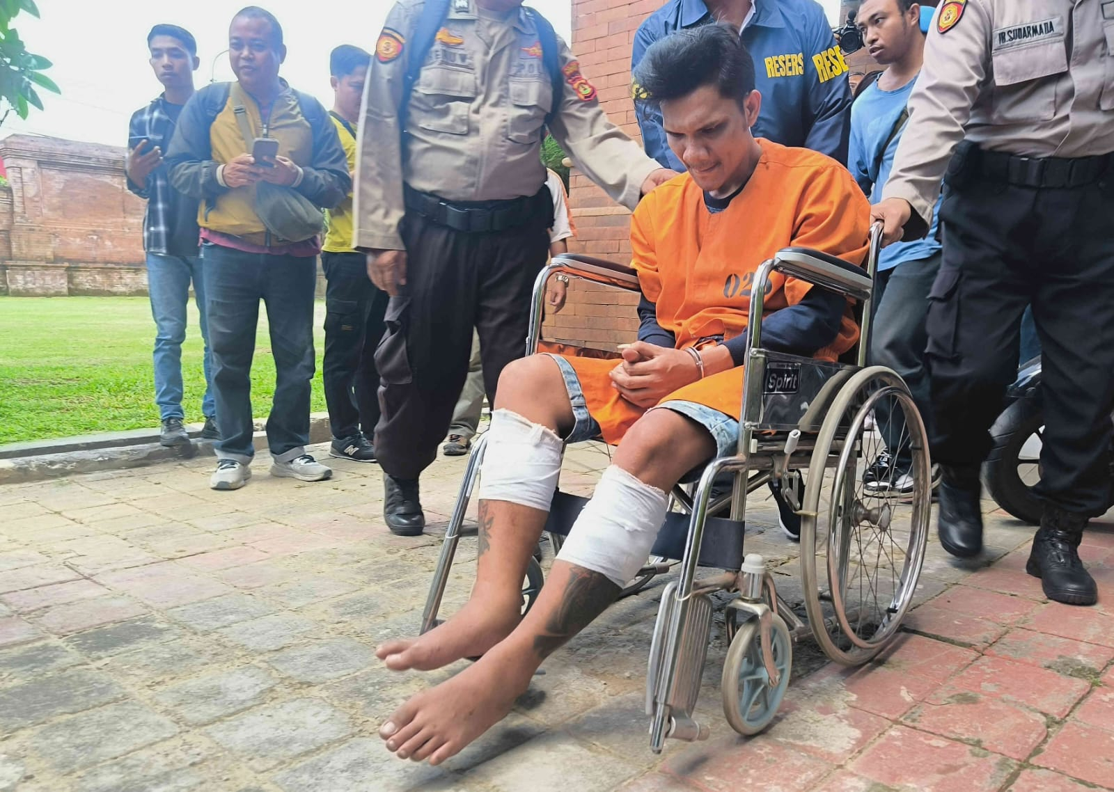Tersangka Kamal Mopangga dibawa menggunakan kursi roda karena kedua kakinya dihadiahi timah panas.