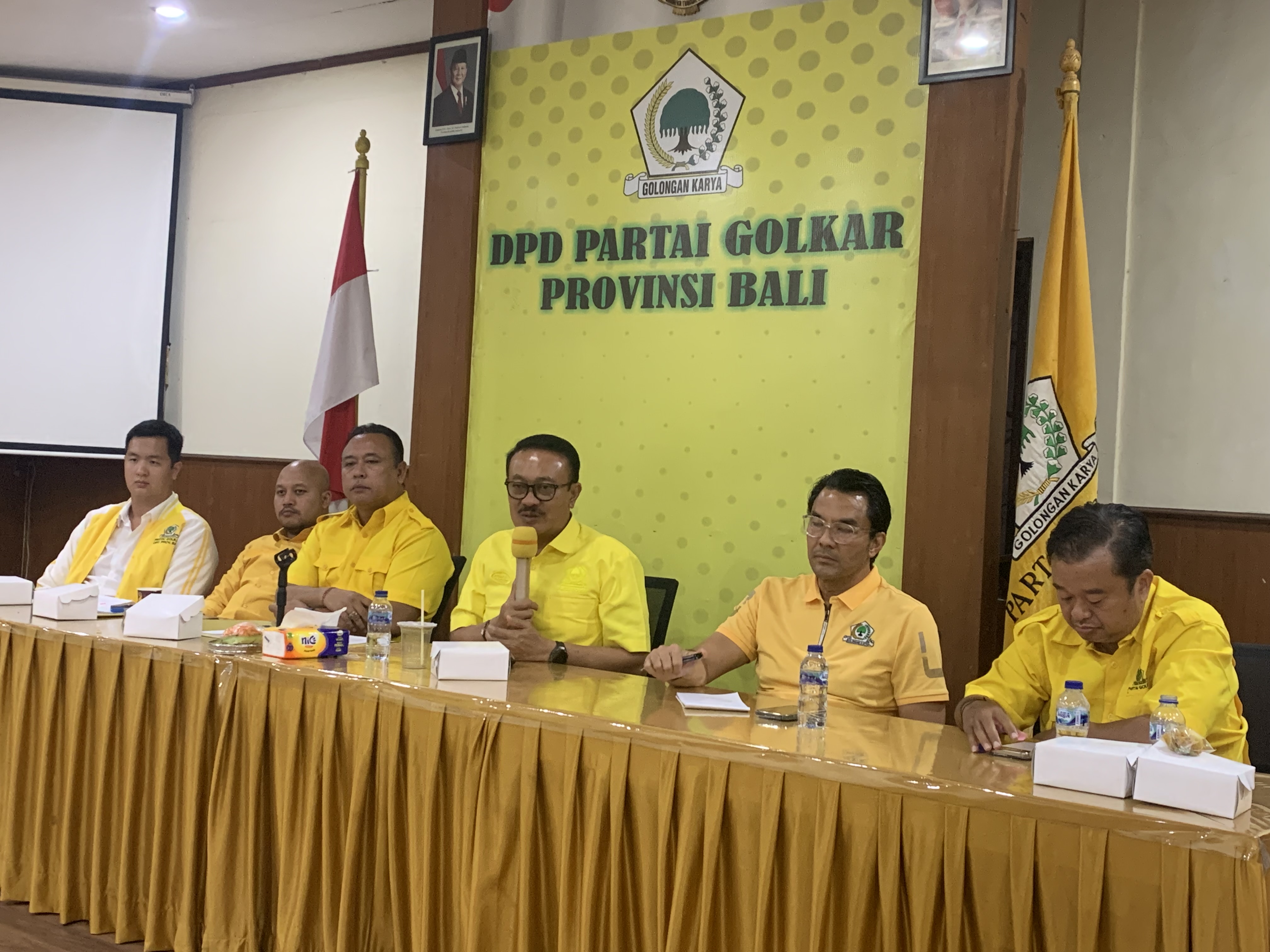 MERAKYAT: Konferensi pers di Kantor DPD I Golkar Bali, Kamis (16/10) malam
