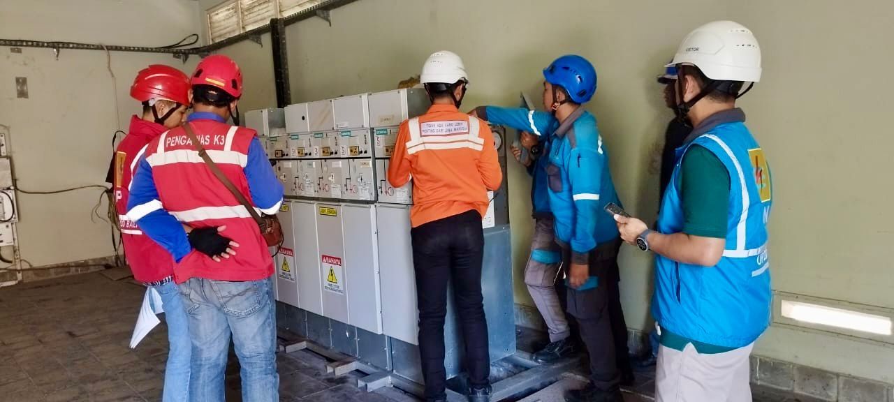 Manajer UP2D Bali Petrus Irwan Ichwansaputra (kanan) mengadakan sidak K3 pekerjaan assessment peralatan 20 kV di GH Semawang