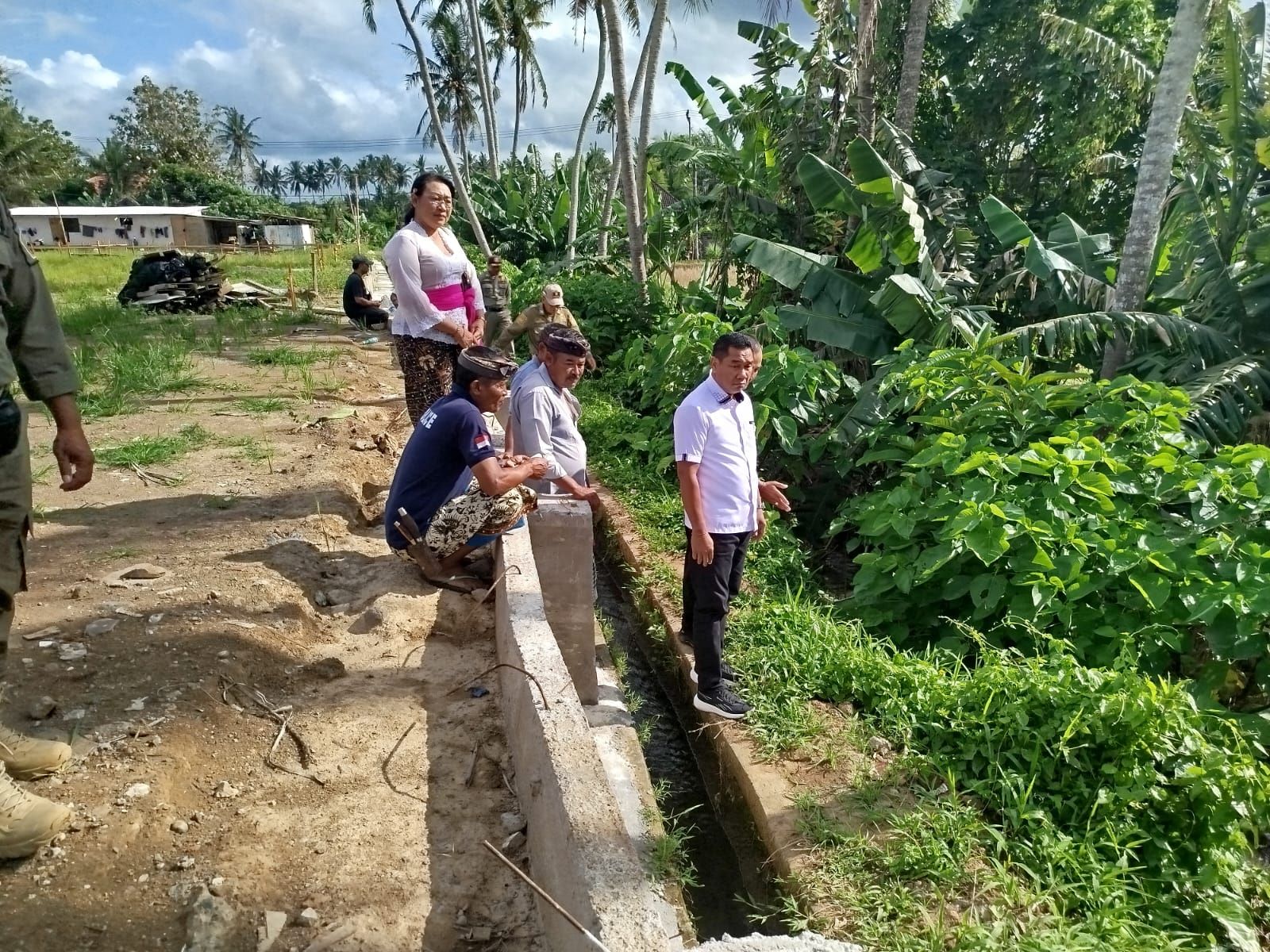 Ketua DPRD Gianyar, I Ketut Sudarsana meninjau langsung lokasi pembangunan sebuah residence di Desa Kemenuh, Sukawati, Gianyar, Rabu (15/10/2025).