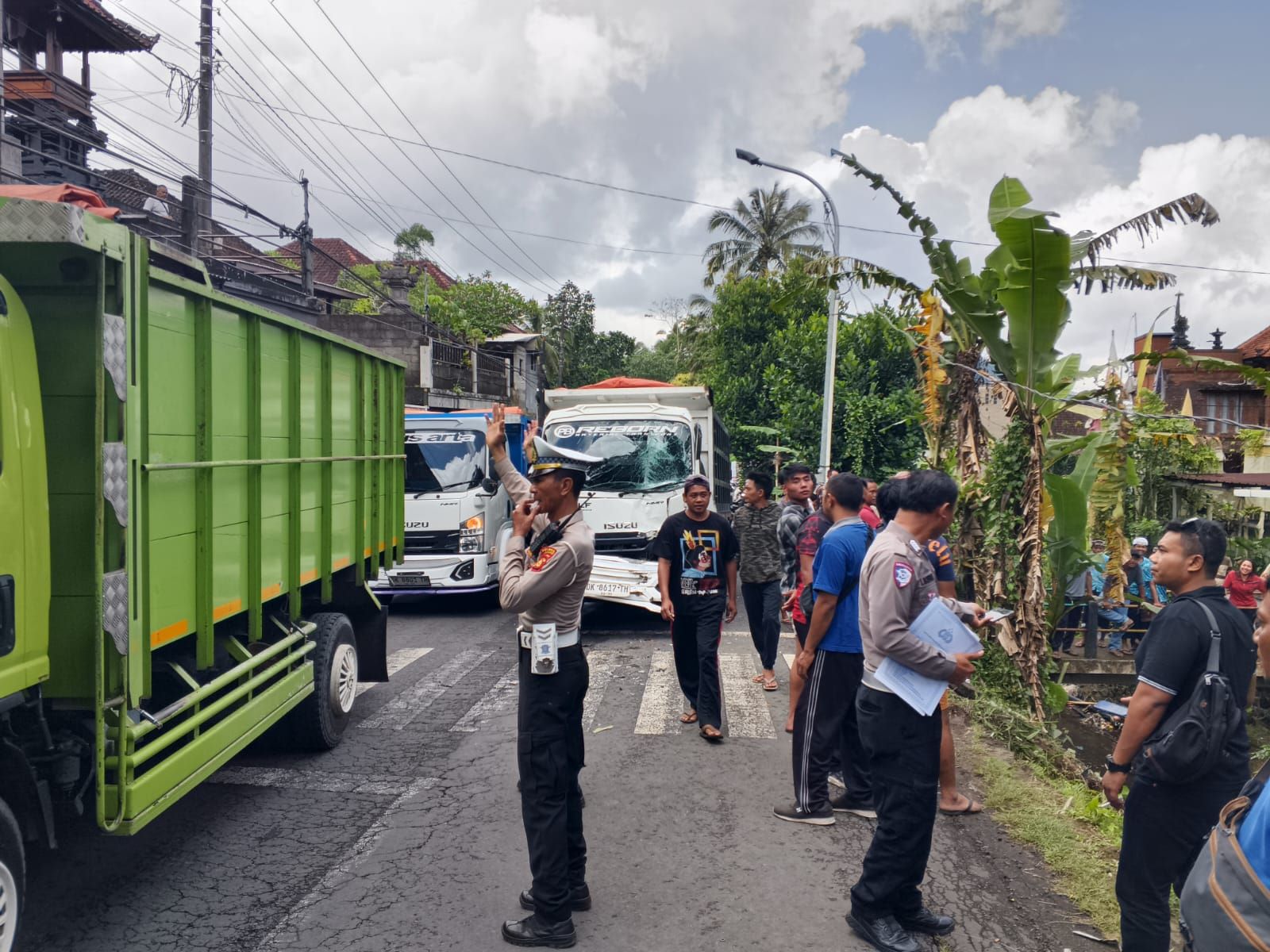 Polisi mendatangi TKP kecelakaan beruntun di jalur Sidemen-Klungkung, Kamis (16/10/2025).