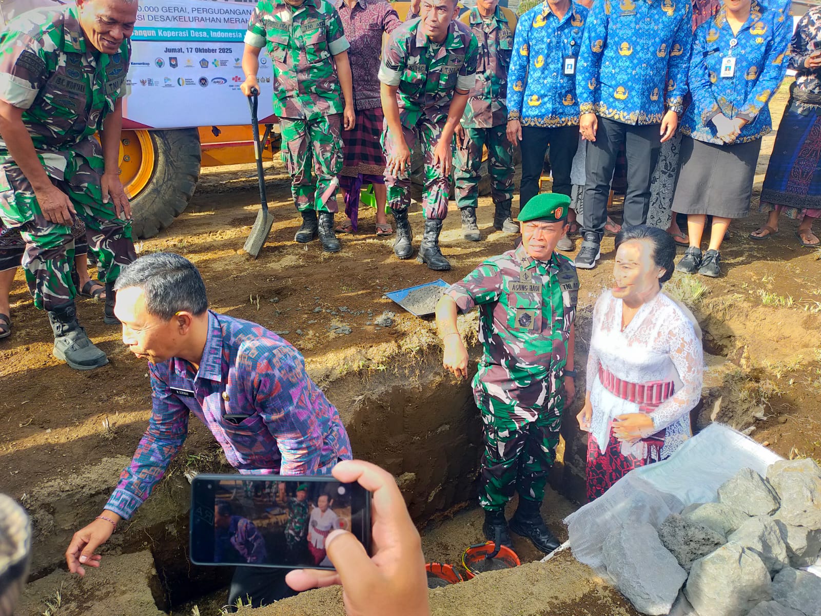 Danrem 163/Wirasatya Brigjen TNI Ida I Dewa Agung Hadi Saputra meletakkan batu pertama di Desa Pengotan, Bangli, Jumat (17/10).