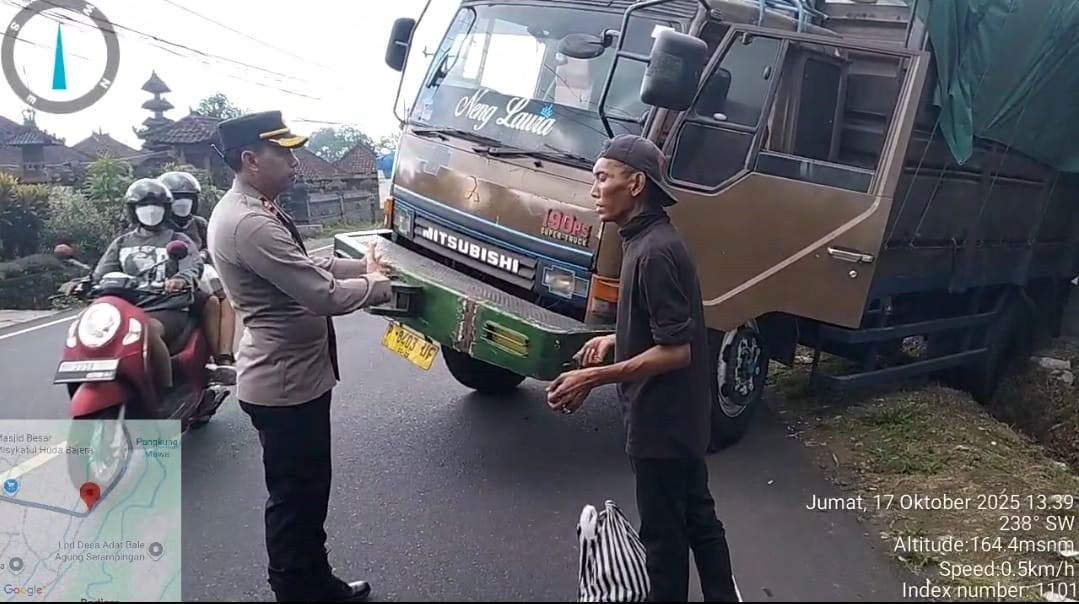 Truk pengangkut pakan ternak tabrak pelinggih milik warga, Jumat (17/10/2025).