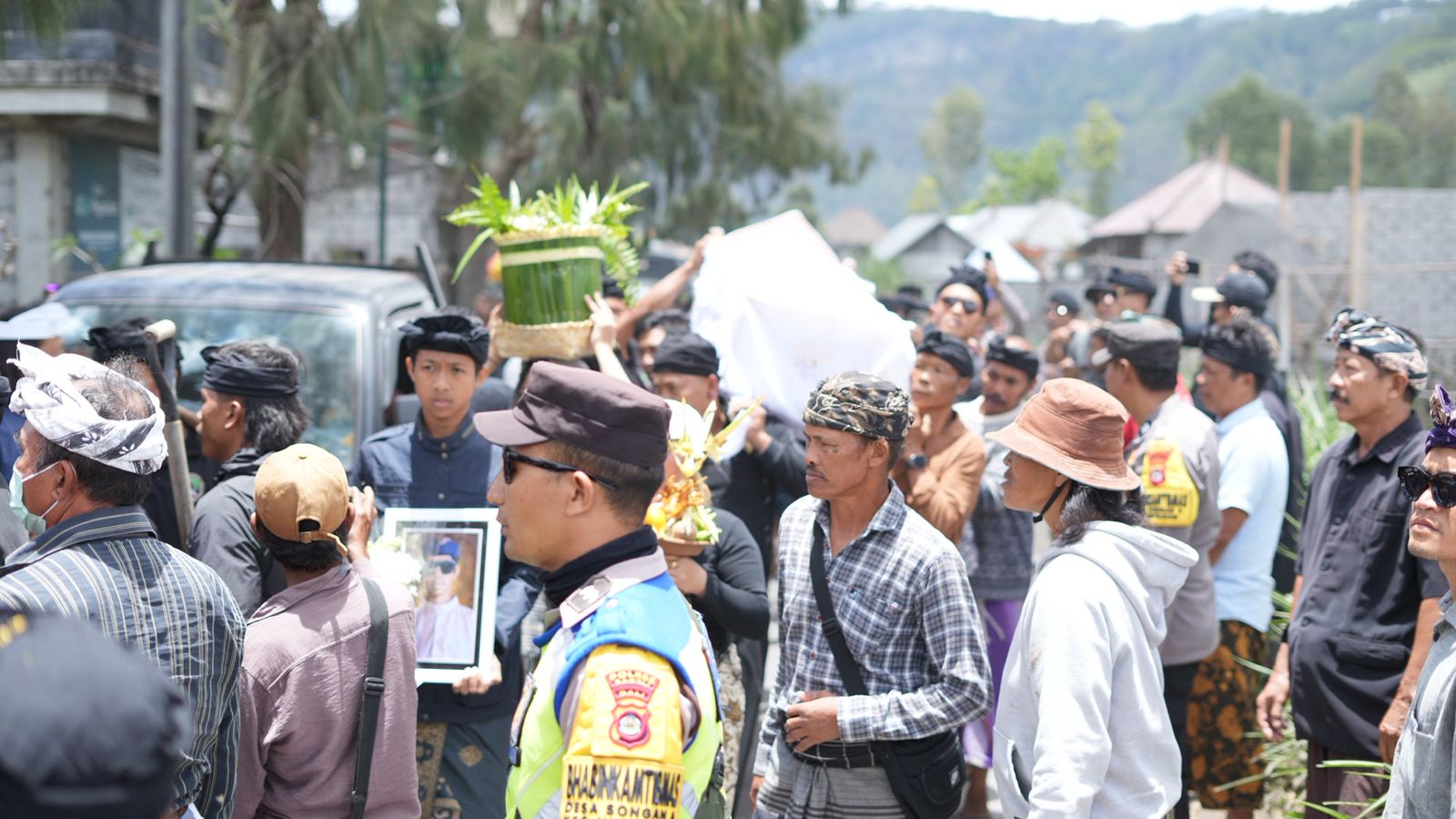 TNI-Polri amankan pemakaman dua korban insiden Songan, Jumat (17/10/2025).