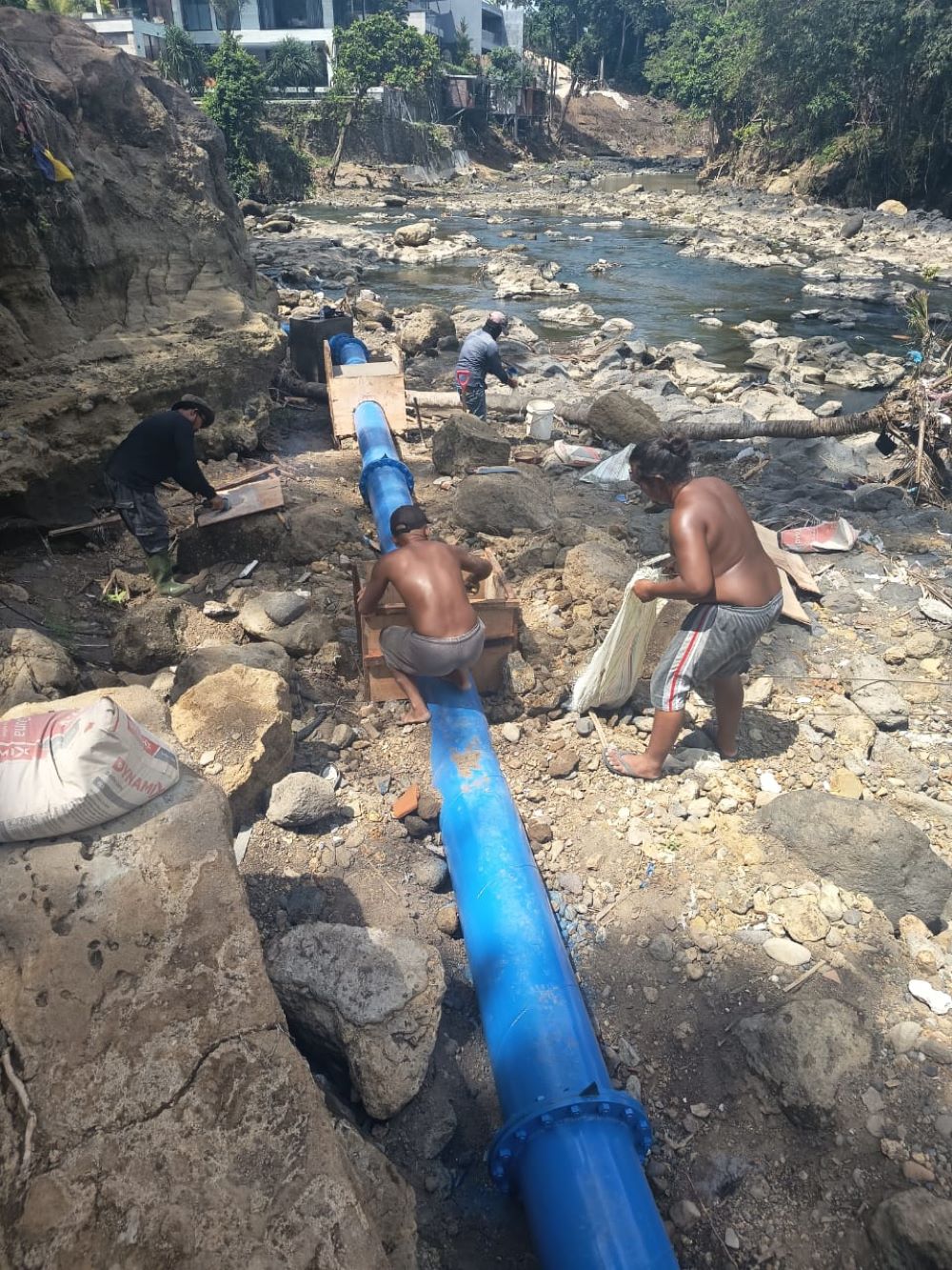 Proses pemeliharaan pipa distribusi air Perumda Perumda Tirta Amerta Buana, Tabanan.