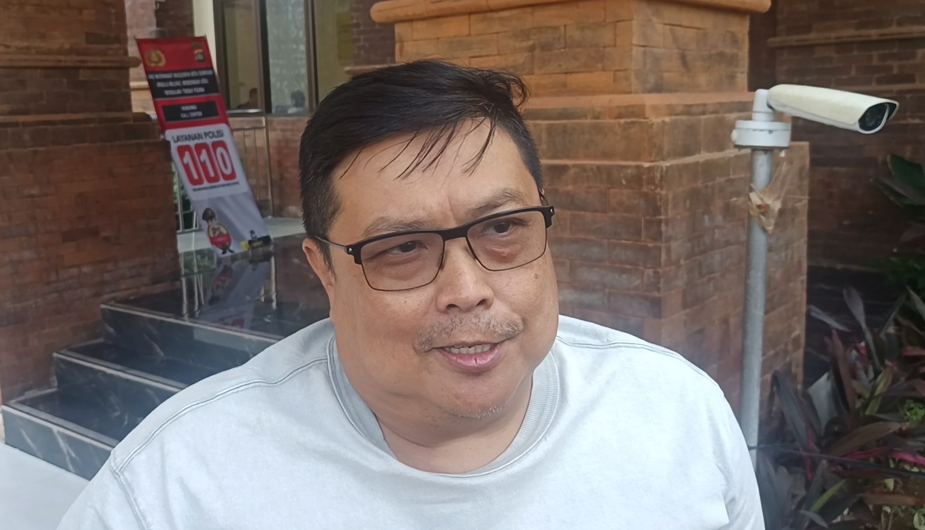Ayah Timothy, Lukas Triana Putra, saat mendatangi Polresta Denpasar. (Bali Express/Istimewa)
